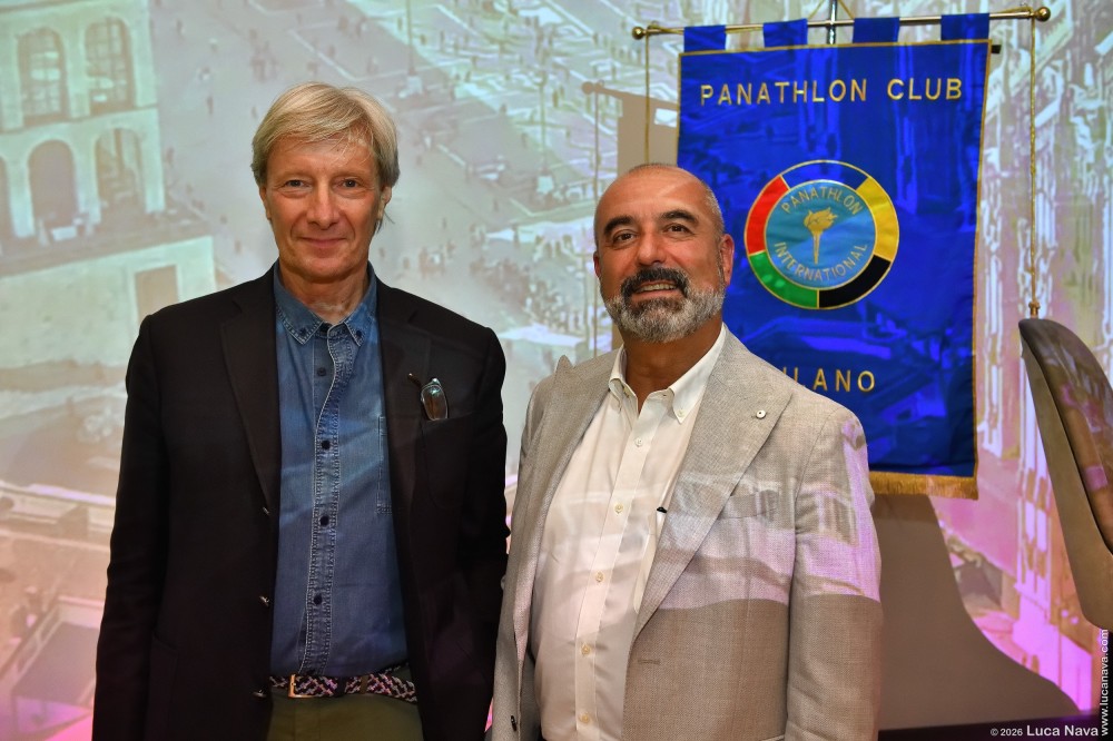 Ferrari, i segreti di Maranello: Grassia incalza Capelli e Boccafogli tra uomini, strategie e futuro della Rossa al Panathlon di Milano