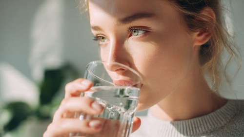 Calcare nell’acqua di casa — cosa succede davvero a pentole, bollitori e acqua da bere
